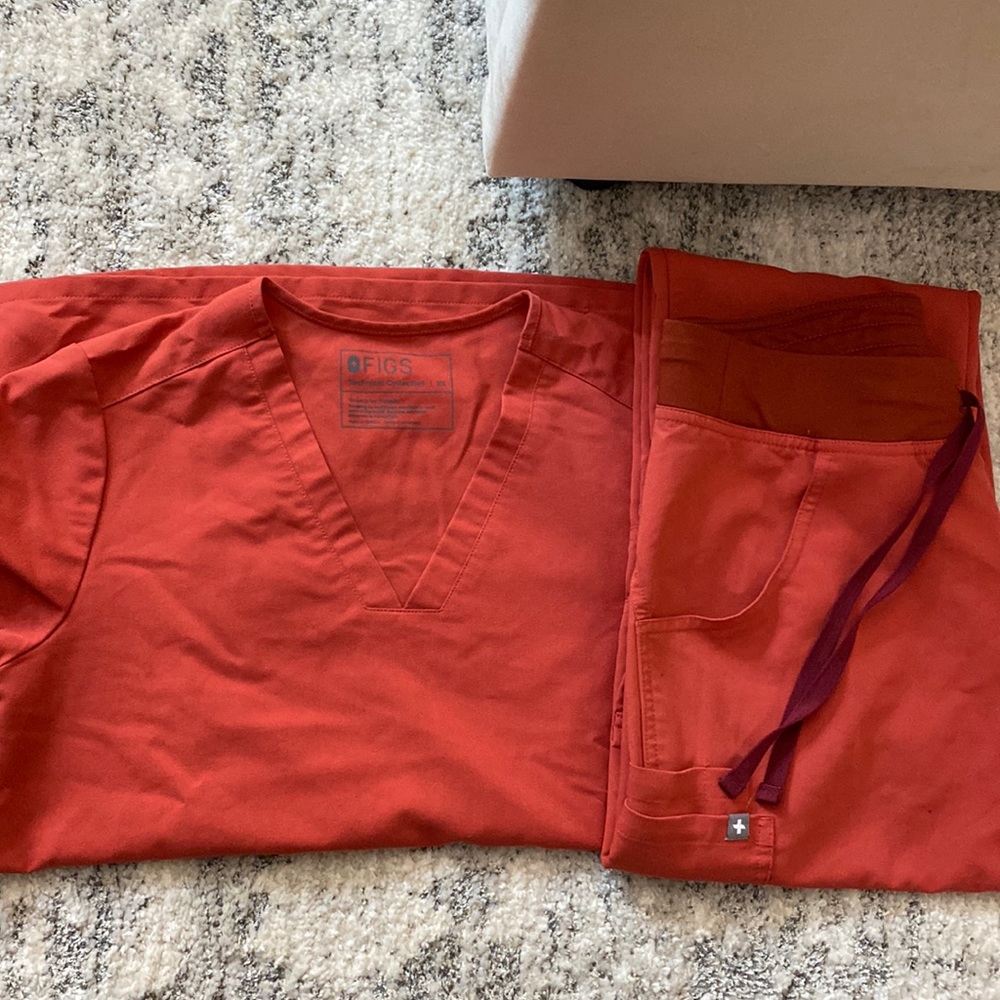 Auburn Catarina Figs: Three pocket top size XS and Kade Cargo bottom size S